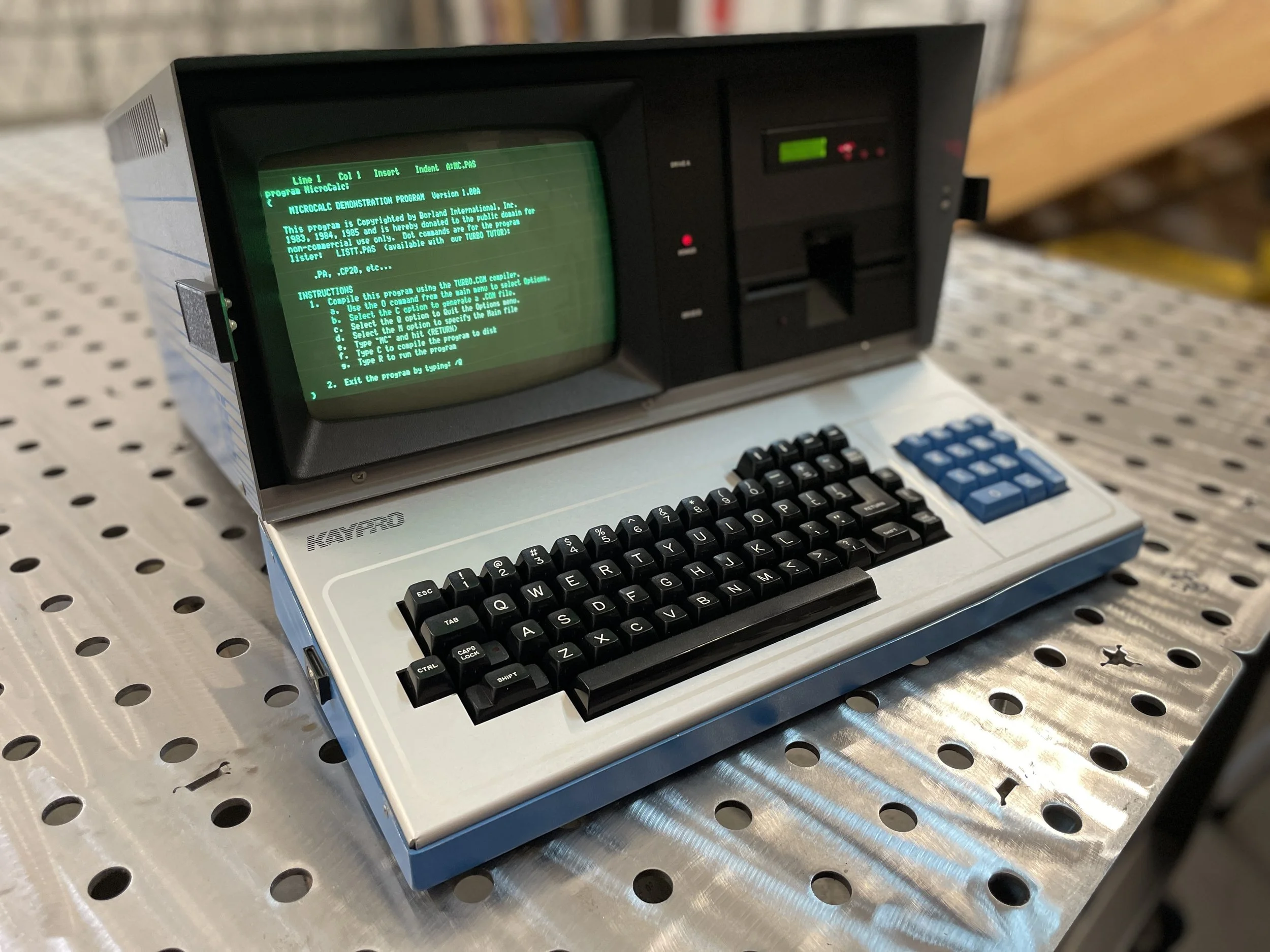 images/kaypro-ii-main.webp